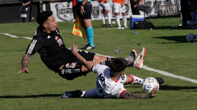 Pablo Altamirano mete con todo y esa acción le costó la tarjeta amarilla en el partido entre Newells y Riestra