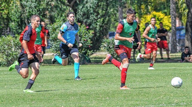 Colón aún tiene pendientes varias operaciones para cerrar el plantel 2024 que jugará la Primera Nacional.