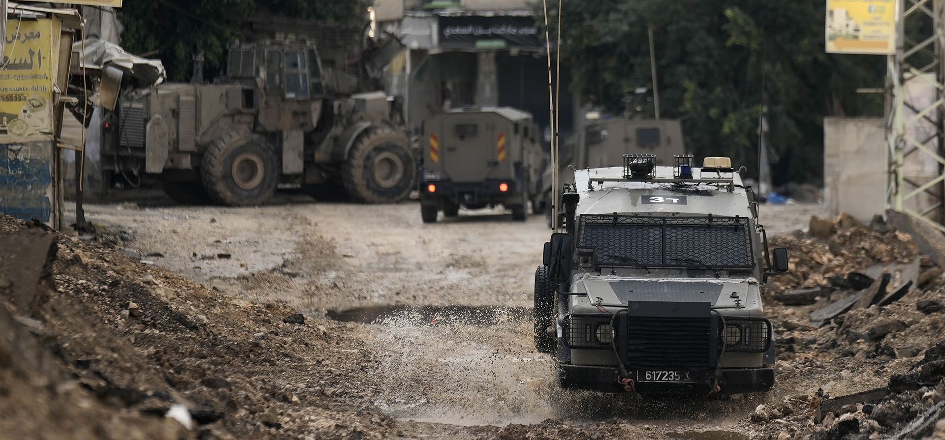 Vehículos militares israelíes vigilan una carretera donde opera una excavadora militar en el campo de refugiados de Jenin, en Cisjordania, el martes 19 de noviembre de 2024. (Foto AP/Majdi Mohammed) Vehículos militares israelíes vigilan una carretera donde opera una excavadora militar en el campo de refugiados de Jenin, en Cisjordania, el martes 19 de noviembre de 2024. (Foto AP/Majdi Mohammed)