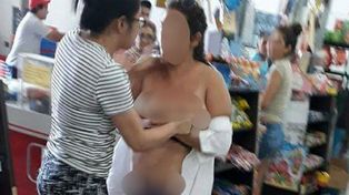 Desnudaron a una mujer que habría robado un supermercado