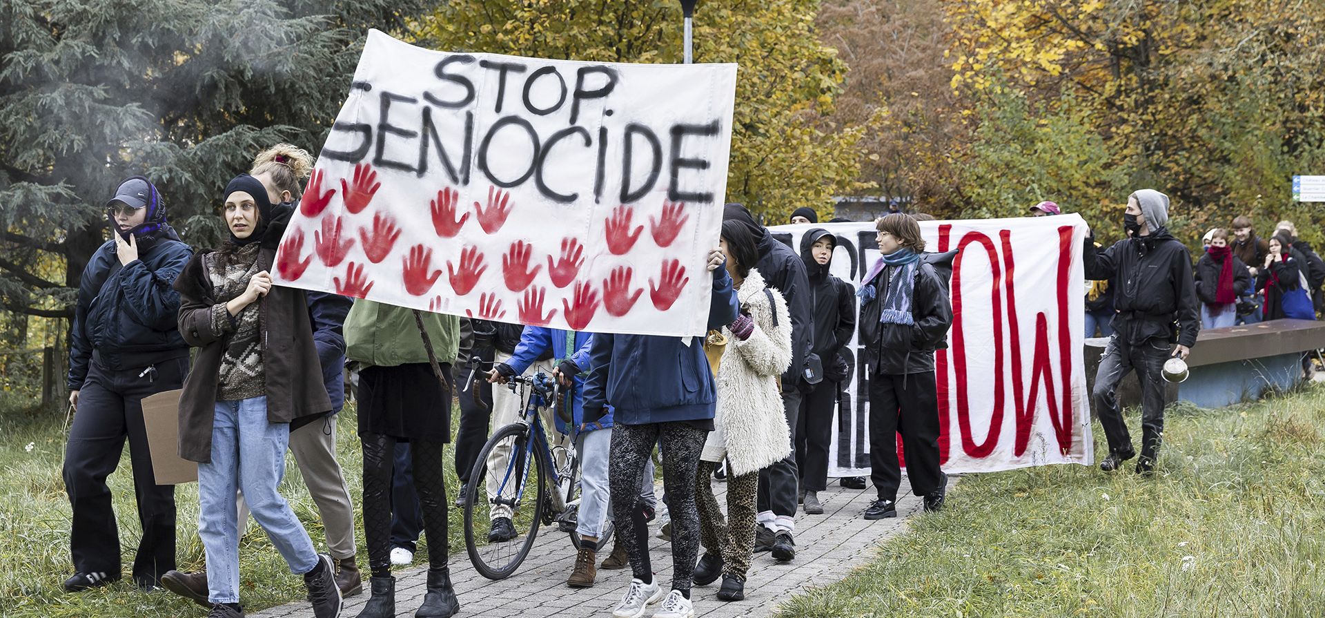 La gente sostiene pancartas durante una manifestación contra la visita de Emmanuel Macron y Alain Berset a la Universidad de Lausana (UNIL) en Lausana, Suiza, el jueves 16 de noviembre de 2023. (Cyril Zingaro/Keystone vía AP) La gente sostiene pancartas durante una manifestación contra la visita de Emmanuel Macron y Alain Berset a la Universidad de Lausana (UNIL) en Lausana, Suiza, el jueves 16 de noviembre de 2023. (Cyril Zingaro/Keystone vía AP)