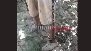 Encadenó a sus hijos a un parral bajo un calor sofocante