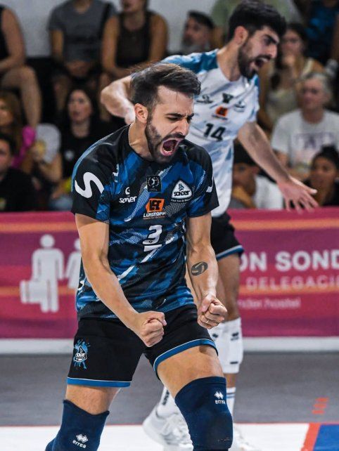 Michele Verasio festeja y con él todo Sonder. El trico venció a Citta en Villa Constitución