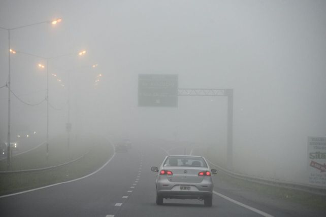 Este miércoles 21 de junio llegó con espesos bancos de niebla en toda la región. También afectaban la visibilidad en muchos sectores de la ciudad.&nbsp;