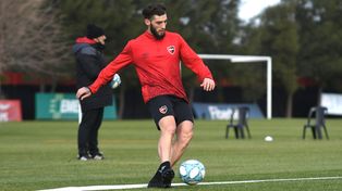 Manuel Guanini con la pilcha leprosa por primera vez. Está feliz de llegar a Newells.