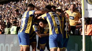 El festejo de todo Rosario Central, en el triunfo agónico ante Vélez que luego le daría el pasaporte a los octavos de final del Apertura.