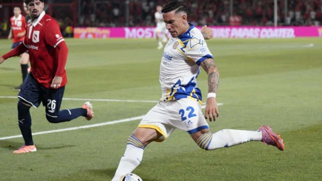 Gran enganche de Copetti y centro que conectará al gol Duarte