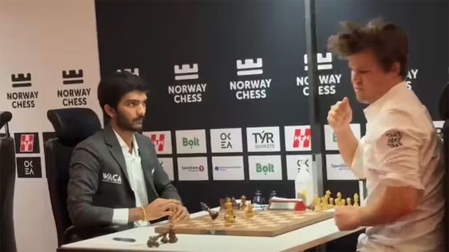 Magnus Carlsen perdió una partida de ajedrez y protagonizó una escandalosa reacción.