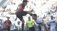 Tarde torcida. El ingresado Garro intenta progresar y pierde con Licht. Newell’s terminó confundido.