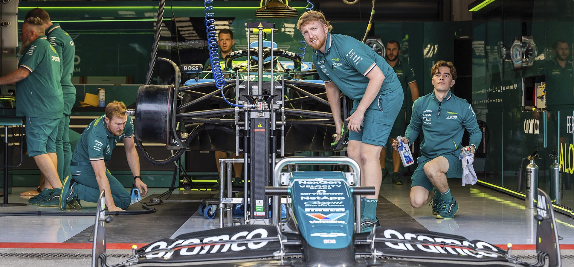 La tripulación de Aston Martin trabaja en un automóvil en el garaje de su equipo antes del Gran Premio de Fórmula Uno en el circuito de Spa-Francorchamps en Spa, Bélgica, el jueves 25 de julio de 2024. El Gran Premio de Bélgica de Fórmula Uno se llevará a cabo el domingo. (Foto AP/Geert Vanden Wijngaert) La tripulación de Aston Martin trabaja en un automóvil en el garaje de su equipo antes del Gran Premio de Fórmula Uno en el circuito de Spa-Francorchamps en Spa, Bélgica, el jueves 25 de julio de 2024. El Gran Premio de Bélgica de Fórmula Uno se llevará a cabo el domingo. (Foto AP/Geert Vanden Wijngaert)