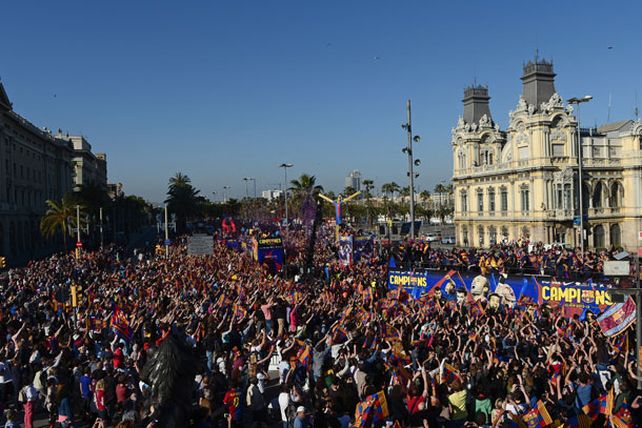 Messi encabezó los festejos del campeón por las calles de Barcelona