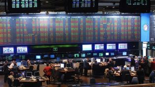 El índice Merval perdió 3,2%. Las acciones cayeron pero los bonos resistieron.