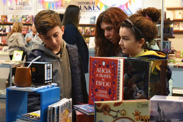 Dos últimos días de la Feria del Libro: tiempo de escritoras, futboleros y políticos