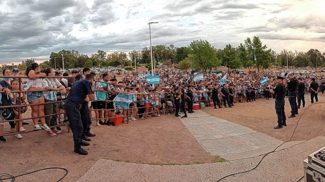 Gran cantidad de personas esperan a Lisandro Martínez en Gualeguay.