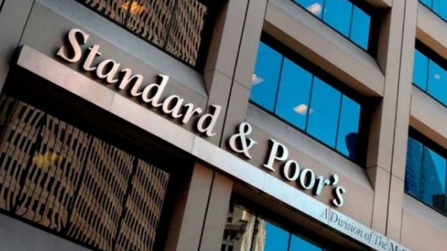 Standard & Poors consideró que la mayoría de los canjes de deuda con niveles de calificación tan bajos equivalen a un impago (default) siguiendo nuestros criterios y definiciones de calificación.