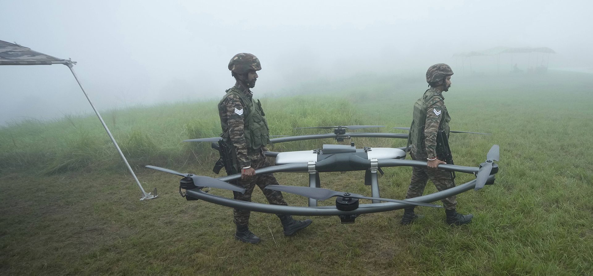 Soldados del ejército indio portan un dron logístico durante un simulacro ante los medios de comunicación antes del Día de la Independencia de la India, cerca de la Línea de Control que divide a India y Pakistán en Sunderbani, Jammu y Cachemira, India, el martes 12 de agosto de 2025. (Foto AP/Channi Anand) Soldados del ejército indio portan un dron logístico durante un simulacro ante los medios de comunicación antes del Día de la Independencia de la India, cerca de la Línea de Control que divide a India y Pakistán en Sunderbani, Jammu y Cachemira, India, el martes 12 de agosto de 2025. (Foto AP/Channi Anand)