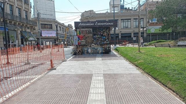Baldosas podotáctiles en Paraná y un reclamo que persiste