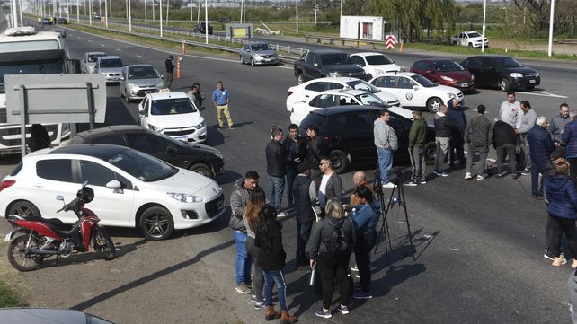 El corte en la autopista a Santa Fe del pasado fin de semana se mantuvo por espacio de 16 horas.
