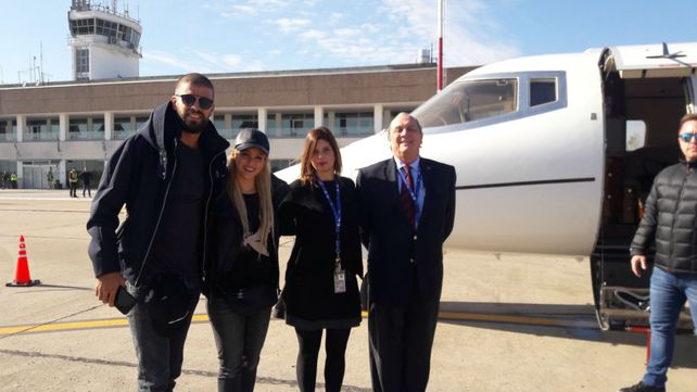 Piqué y Shakira se sacaron una foto apenas pisaron suelo rosarino.
