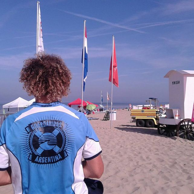 La mitad de los guardavidas en las playas de Barcelona son argentinos