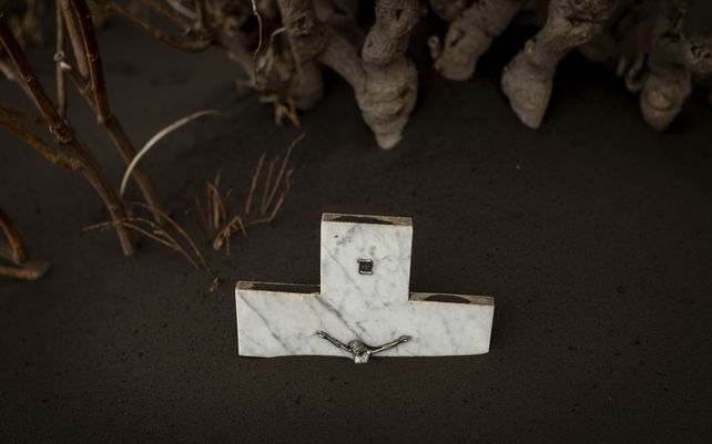 La ceniza cubre las tumbas en el cementerio de La Palma mientras el volcán continúa en erupción en esta isla canaria de España. El volcán en erupción continuó emitiendo grandes cantidades de magma