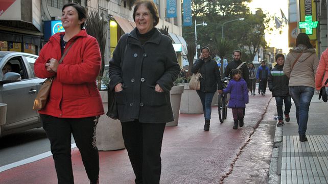 Los santafesinos ya se apropiaron de la remodelada calle Mendoza en el microcentro