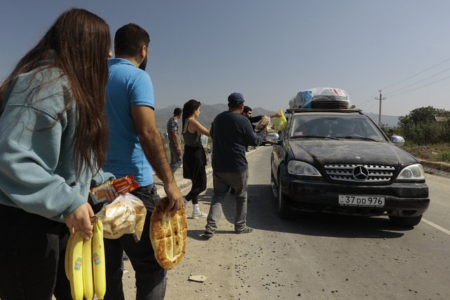 Armenios dan la bienvenida con alimentos a los exiliados que huyeron del ocupado Nagorno Karabaj