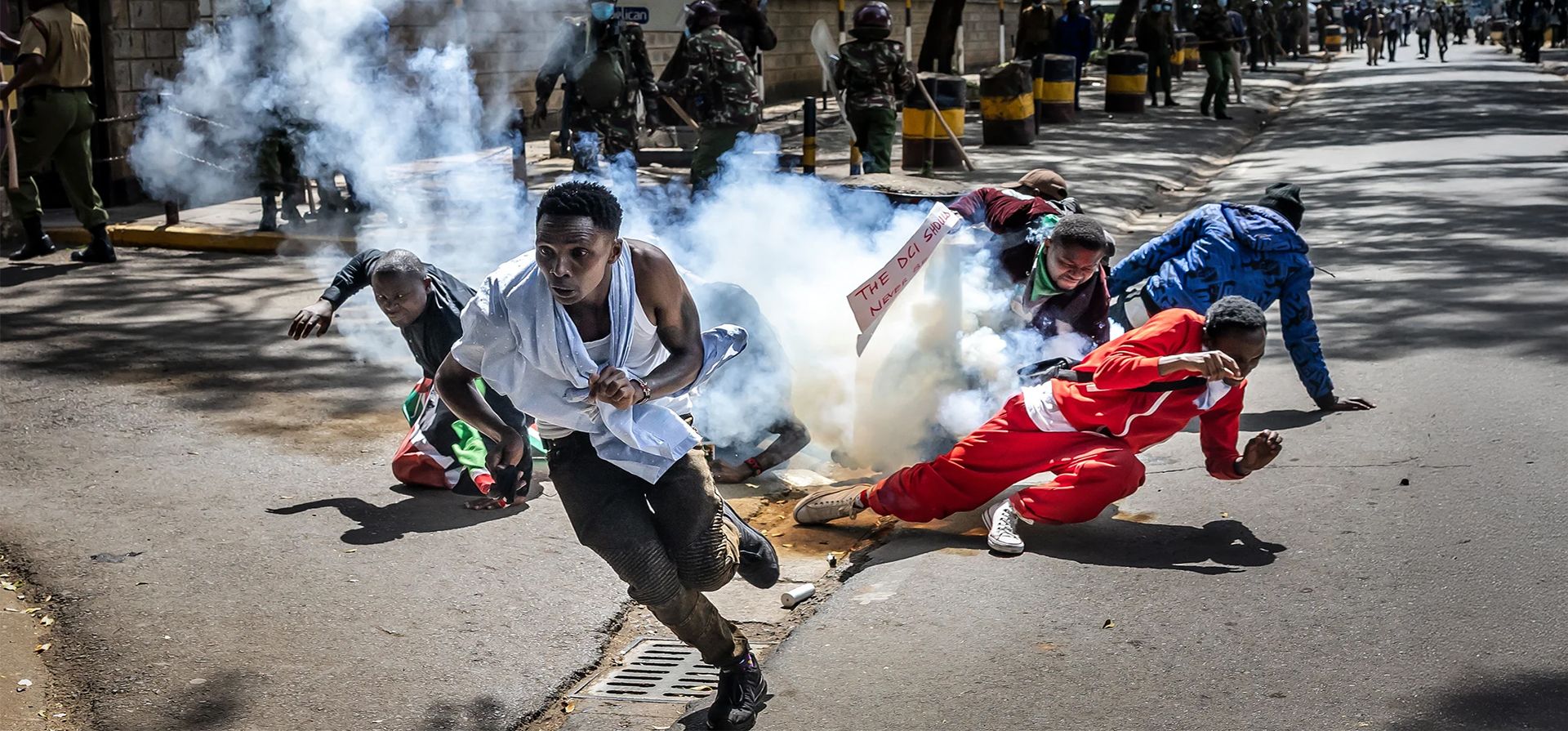 Un grupo de manifestantes corre frente a la sede del Servicio de Policía de la Administración durante una protesta por la muerte del bloguero keniano Albert Ojwang, quien murió bajo custodia policial. La policía de Kenia disparó gases lacrimógenos contra manifestantes enfurecidos por un asesinato policial el jueves, amenazando con eclipsar los intentos del gobierno de aprobar un presupuesto sin provocar disturbios. Nairobi, Kenia. Fotografía: Luis Tato/AFP/Getty Images Un grupo de manifestantes corre frente a la sede del Servicio de Policía de la Administración durante una protesta por la muerte del bloguero keniano Albert Ojwang, quien murió bajo custodia policial. La policía de Kenia disparó gases lacrimógenos contra manifestantes enfurecidos por un asesinato policial el jueves, amenazando con eclipsar los intentos del gobierno de aprobar un presupuesto sin provocar disturbios. Nairobi, Kenia. Fotografía: Luis Tato/AFP/Getty Images