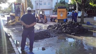 Aguas trabaja en barrio Candioti por una pérdida en un acueducto que abastece a la zona norte