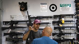 Local. El vendedor californiano Alan Cobian muestra un rifle a un cliente interesado. Imagen común en EEUU.&nbsp;