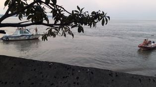 Buscan a pescador al que se le dio vuelta la piragua