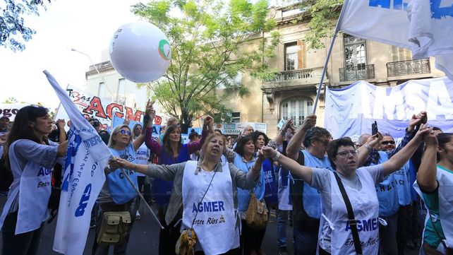 Partió desde Paraná, la columna de docentes del NEA en el marco de la Marcha Federal Educativa