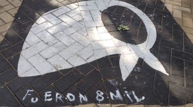 La pintada apareció en uno de los pañuelos simbólicos de la Plaza 25 de Mayo.