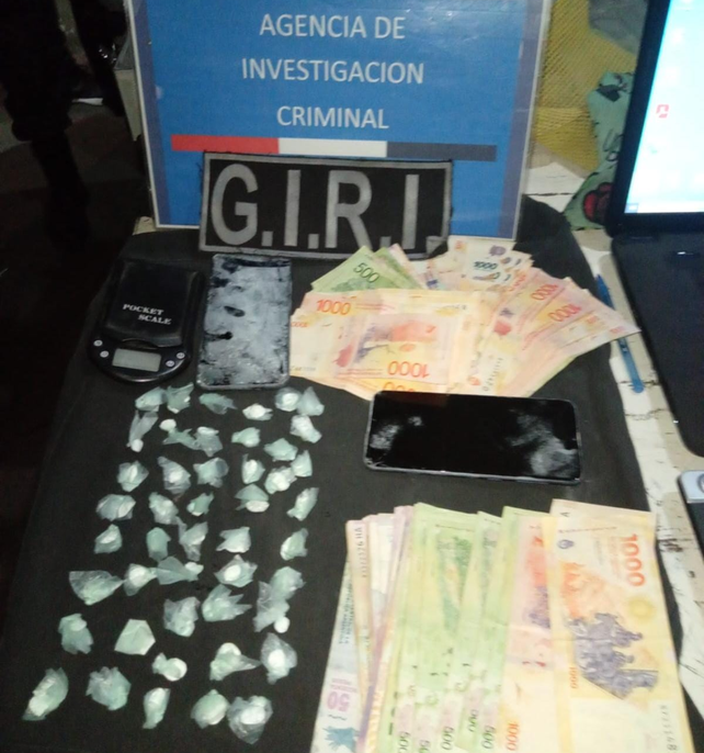 Parte de las dosis de cocaína que fueron incautadas en los allanamientos de esta mañana en San Lorenzo.&nbsp;