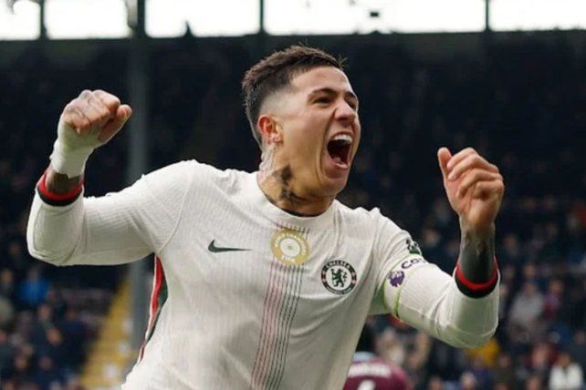 Enzo Fernández anotó en el triunfo del Chelsea ante Burnley y quedó como escolta