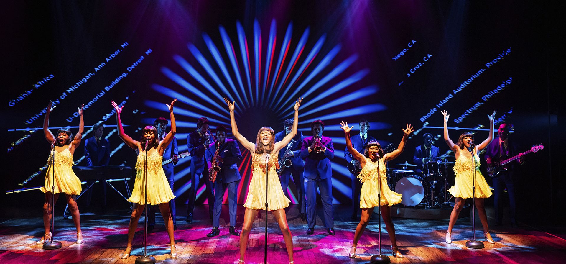 Esta imagen publicada por Bond Theatricals muestra a Zurin Villanueva como Tina Turner, en el centro, durante una presentación de la gira nacional de Esta imagen publicada por Bond Theatricals muestra a Zurin Villanueva como Tina Turner, en el centro, durante una presentación de la gira nacional de