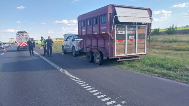 La camioneta con el tráiler que intentaron auxiliar las personas muertas en la autopista a Buenos Aires.