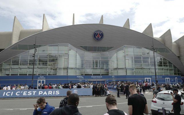 Seguidores del Paris Saint-Germain reunidos fuera del estadio Parc des Princes en París, el lunes 9 de agosto de 2021 en París. La estrella del fútbol argentino Lionel Messi podría convertirse en la última estrella del PSG en su búsqueda por ganar la exclusiva Champions Ligue.