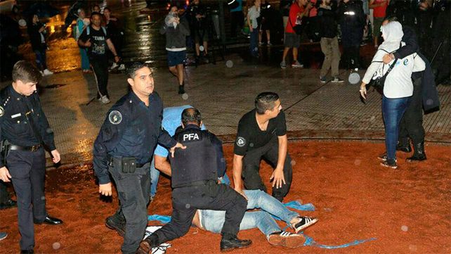 Docentes repudiarán la represión policial en el Congreso con un paro nacional y piden la renuncia de Bullrich