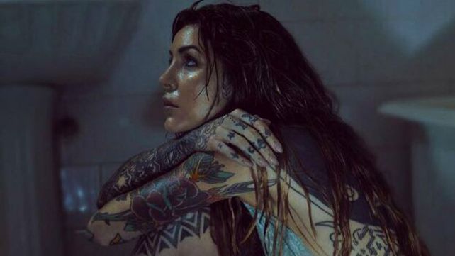 Candelaria Tinelli desbordó sensualidad en una producción de fotos desde la bañera