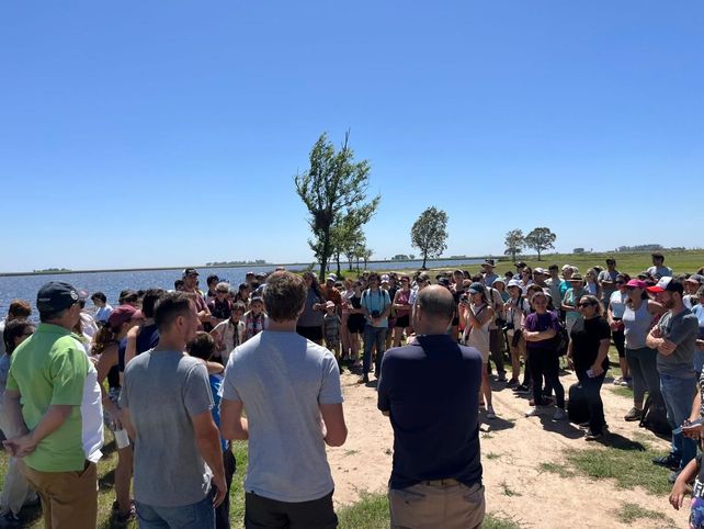 Venado Tuerto: Un centenar de personas participaron de la jornada de forestación de la laguna El Hinojo