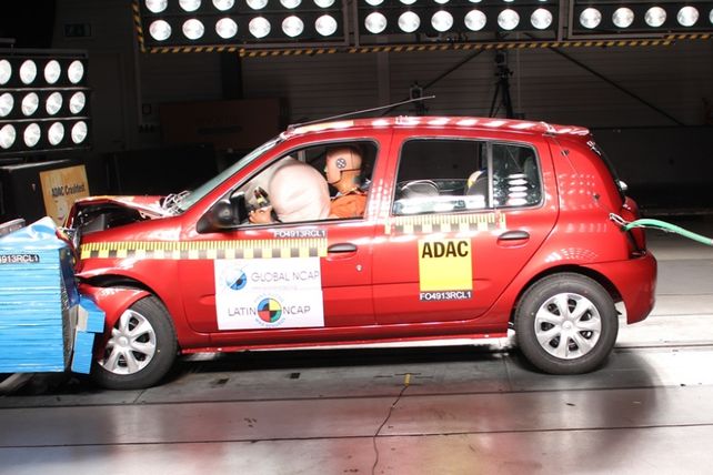 Peligroso. Prueba de choque de un Clio Mio