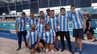 Competencia de natación en zona oeste con un chocolate como premio