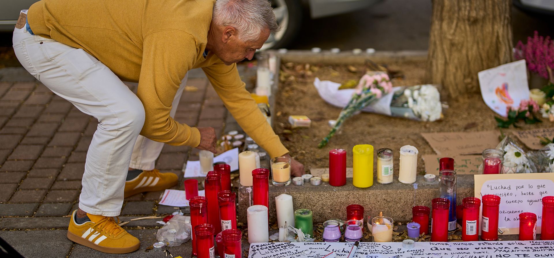 Un hombre coloca flores en Madrid, España, el jueves 8 de octubre de 2026, cerca de la entrada del edificio donde María del Carmen Abascal, de 87 años, fue desalojada de su vivienda, lo que desencadenó protestas en todo el país. (Foto AP/Manu Fernández) Un hombre coloca flores en Madrid, España, el jueves 8 de octubre de 2026, cerca de la entrada del edificio donde María del Carmen Abascal, de 87 años, fue desalojada de su vivienda, lo que desencadenó protestas en todo el país. (Foto AP/Manu Fernández)