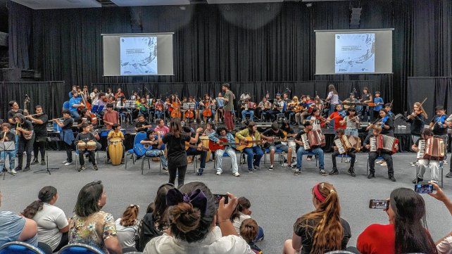 La Orquesta Infanto Juveniles despide el año con una peña en La Casa de la Cultura.