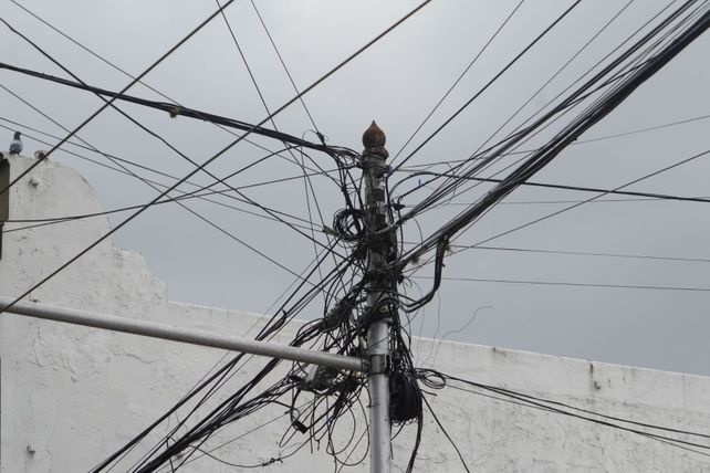 El cableado aéreo es un problema de contaminación visual y además de seguridad.&nbsp;