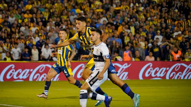 Alejo Veliz ya sacó el cabezazo y la pelota va a la red