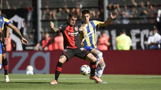 El Colo Ramírez y Julián Fernández. Newell's y Central dan todo lo que tienen en el clásico.