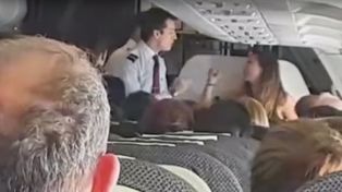 Una modelo chilena sufrió una crisis nerviosa e intentó abrir la puerta del avión en mitad de un vuelo