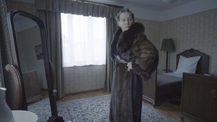 Sandra Hüller interpreta a Hedwig. En la escena, la esposa de un oficial nazi se prueba el abrigo de una mujer judía asesinada.